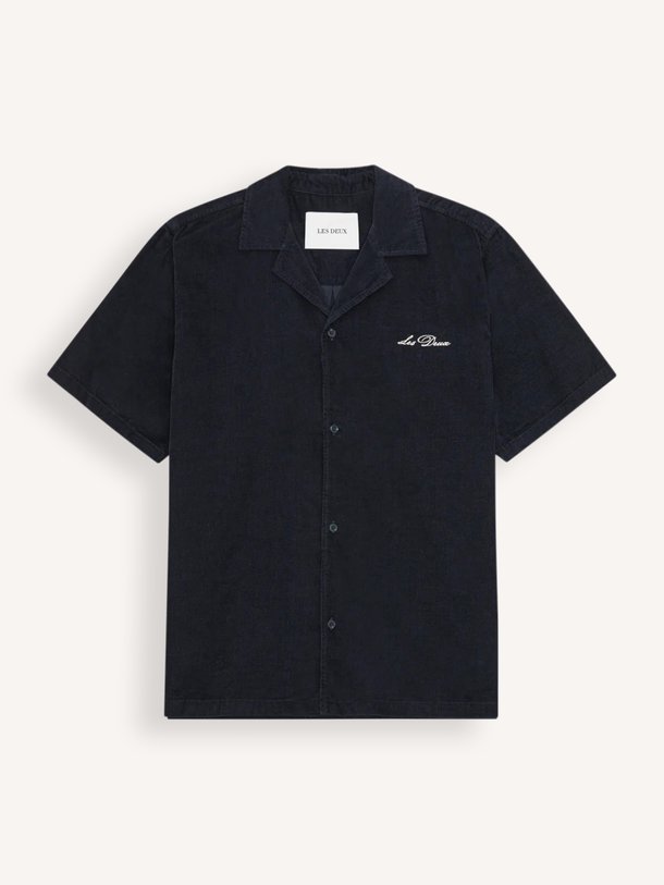 Ontdek de Signature Mini Cord SS Shirt van Les Deux bij Orangebag. Op werkdagen voor 21:45 besteld, morgen in huis.