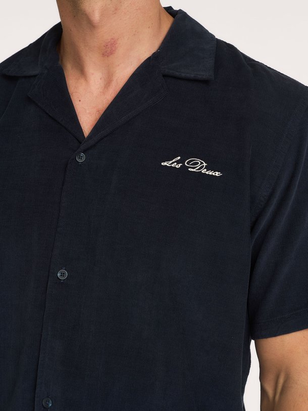 Ontdek de Signature Mini Cord SS Shirt van Les Deux bij Orangebag. Op werkdagen voor 21:45 besteld, morgen in huis.