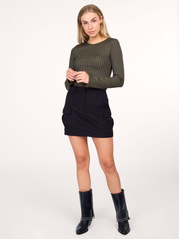 Ontdek de Samaj viscosemix cargo rok van Samsoe Samsoe in de kleur zwart bij Orangebag. Op werkdagen voor 21:45 besteld, morgen in huis.