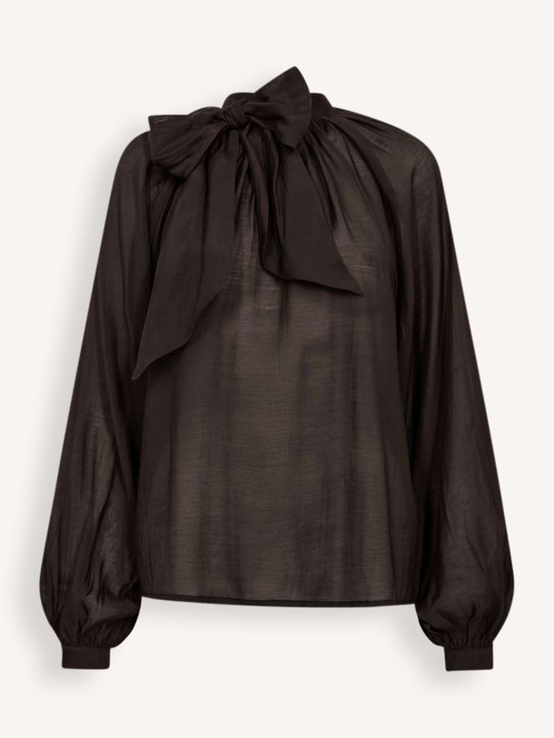 Ontdek de Tilly lyocellmix top met strik van Copenhagen Muse in de kleur Donkerbruin bij Orangebag. Op werkdagen voor 21:45 besteld, morgen in huis.