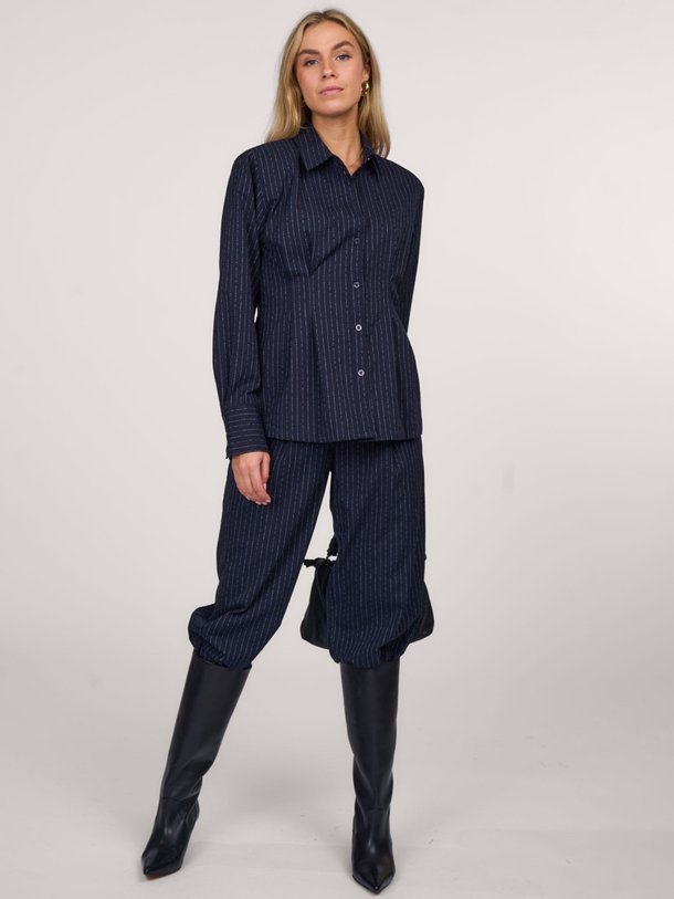 Ontdek de Dacia viscosemix blouse met krijtstreep van Gestuz in de kleur donkerblauw bij Orangebag. Op werkdagen voor 21:45 besteld, morgen in huis.