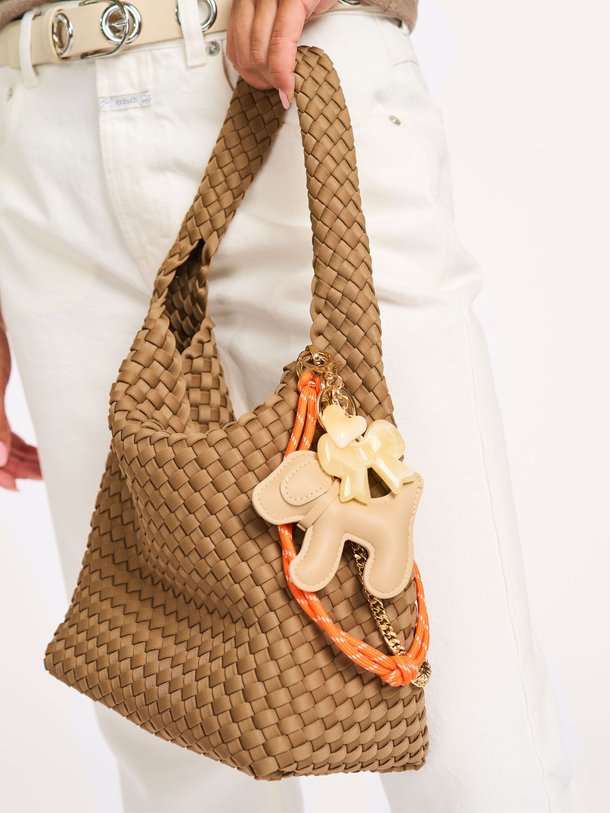 Ontdek de Nate bag charm van Bow19 in de kleur oranje bij Orangebag. Op werkdagen voor 21:45 besteld, morgen in huis.