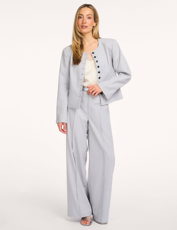 Ontdek de Elena viscosemix jasje van Karen By Simonsen in de kleur Lichtgrijs bij Orangebag. Op werkdagen voor 21:45 besteld, morgen in huis.