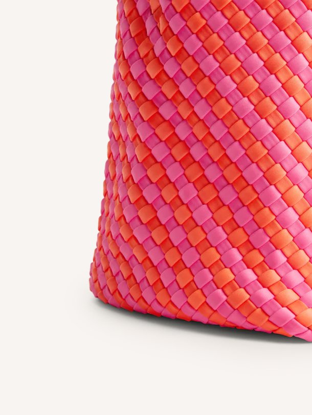 Ontdek de Gevlochten handtas medium van Marrea in de kleur Roze bij Orangebag. Op werkdagen voor 21:45 besteld, morgen in huis.