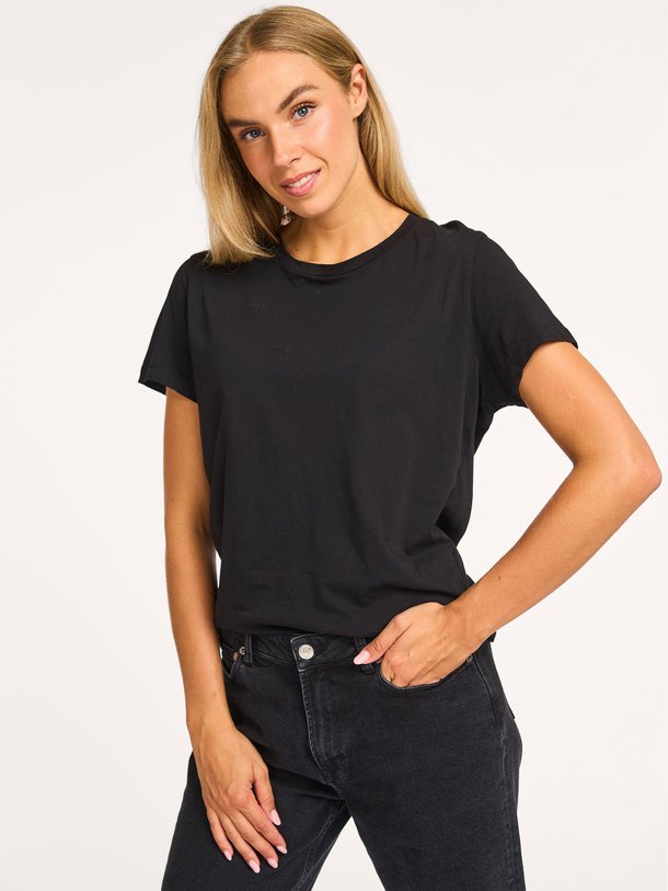 Ontdek de Solly jersey T-shirt van Samsoe Samsoe in de kleur zwart bij Orangebag. Op werkdagen voor 21:45 besteld, morgen in huis.