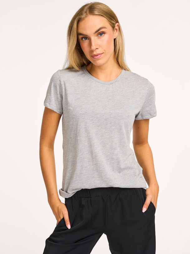 Ontdek de Solly jersey T-shirt van Samsoe Samsoe in de kleur grijs bij Orangebag. Op werkdagen voor 21:45 besteld, morgen in huis.