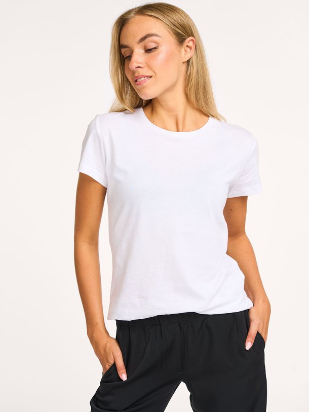 Ontdek de Solly jersey T-shirt van Samsoe Samsoe in de kleur wit bij Orangebag. Op werkdagen voor 21:45 besteld, morgen in huis.