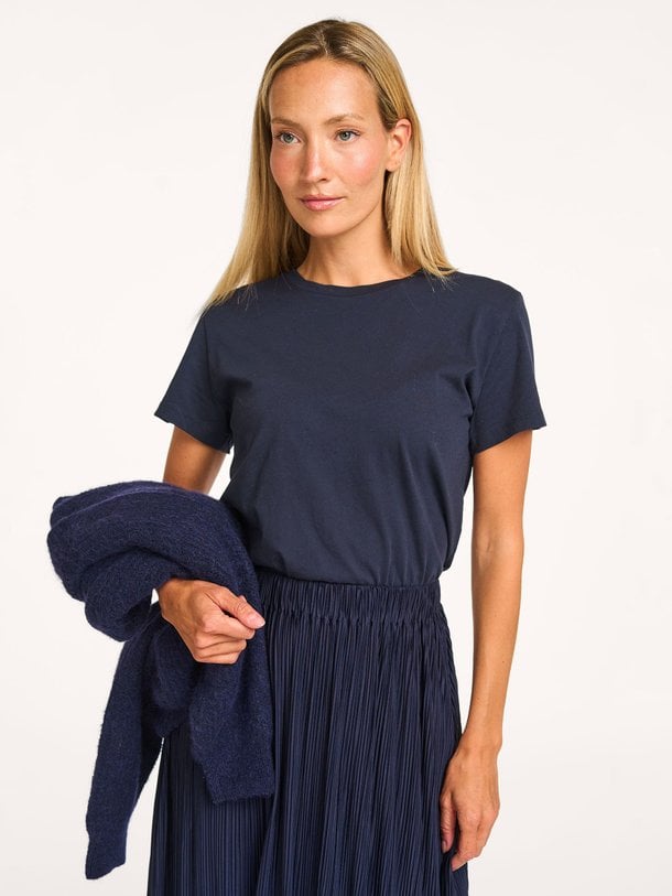 Ontdek de Solly jersey T-shirt van Samsoe Samsoe in de kleur donkerblauw bij Orangebag. Op werkdagen voor 21:45 besteld, morgen in huis.