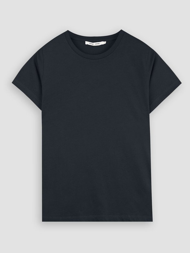 Ontdek de Solly jersey T-shirt van Samsoe Samsoe in de kleur donkerblauw bij Orangebag. Op werkdagen voor 21:45 besteld, morgen in huis.