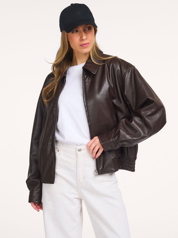 Ontdek de Jenn leatherlook jack van Bellerose in de kleur Donkerbruin bij Orangebag. Op werkdagen voor 21:45 besteld, morgen in huis.