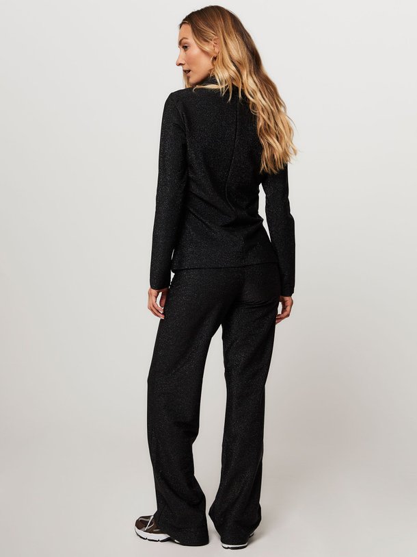 Ontdek de Pirla viscosemix wide leg broek met lurex van Mads Norgaard in de kleur zwart bij Orangebag. Op werkdagen voor 21:45 besteld, morgen in huis.