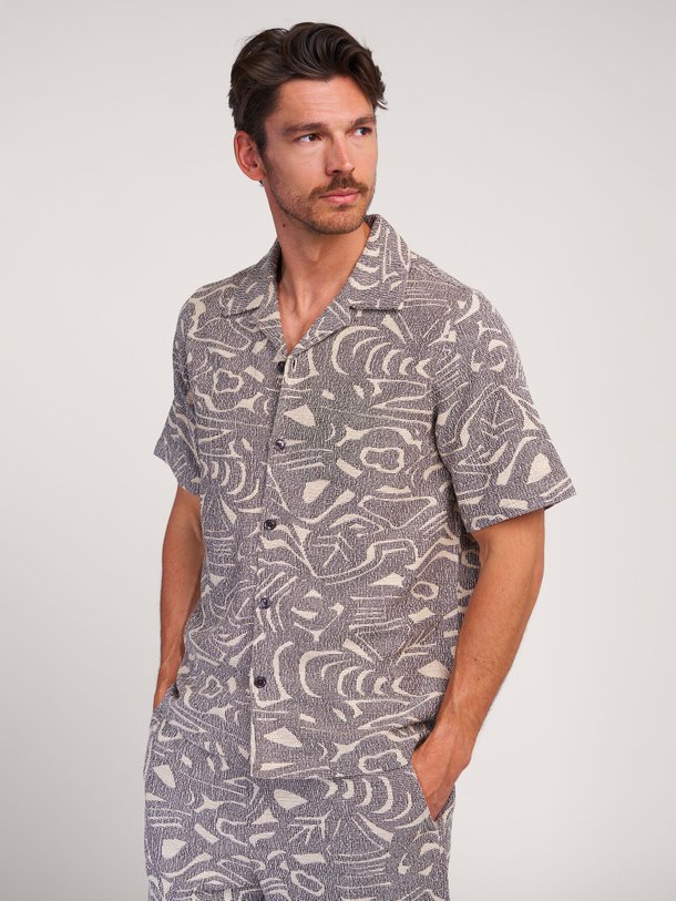 Ontdek de Julio katoenmix overhemd met dessin van NN.07 in de kleur bruin bij Orangebag. Op werkdagen voor 21:45 besteld, morgen in huis.