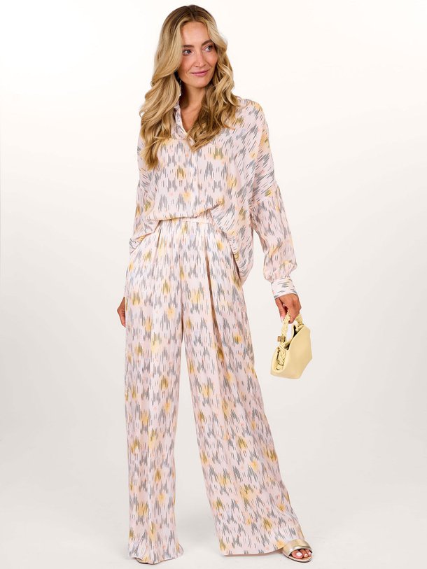 Ontdek de Chagall viscose broek met print van Sessun in de kleur poeder bij Orangebag. Op werkdagen voor 21:45 besteld, morgen in huis.