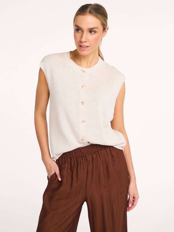 Ontdek de Lotte katoenmix vest van Knit-ted in de kleur Crème bij Orangebag. Op werkdagen voor 21:45 besteld, morgen in huis.