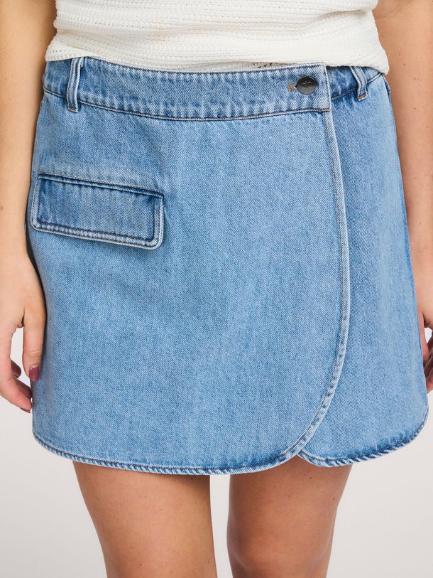 Ontdek de Asja denim skort van Co'Couture in de kleur Blauw bij Orangebag. Op werkdagen voor 21:45 besteld, morgen in huis.