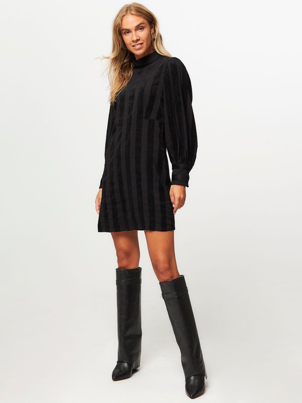 Ontdek de Cecilia viscose/linnenmix jurk met dessin van Frnch in de kleur zwart bij Orangebag. Op werkdagen voor 21:45 besteld, morgen in huis.