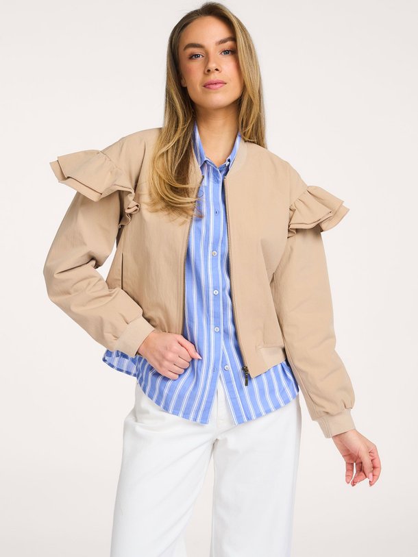 Ontdek de Katoenmix bomberjack met ruches van Summum in de kleur Beige bij Orangebag. Op werkdagen voor 21:45 besteld, morgen in huis.