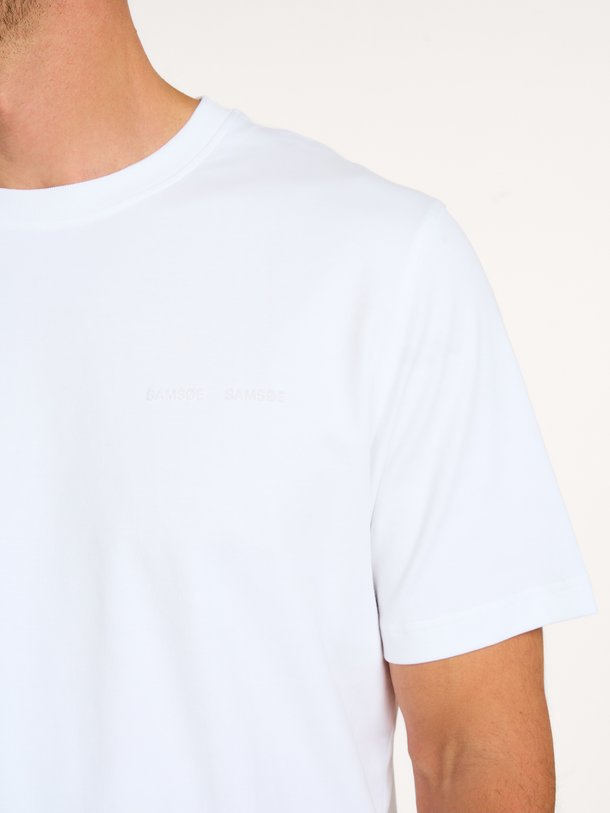 Ontdek de SAJESPER T-SHIRT 15318 van Samsoe Samsoe bij Orangebag. Op werkdagen voor 21:45 besteld, morgen in huis.