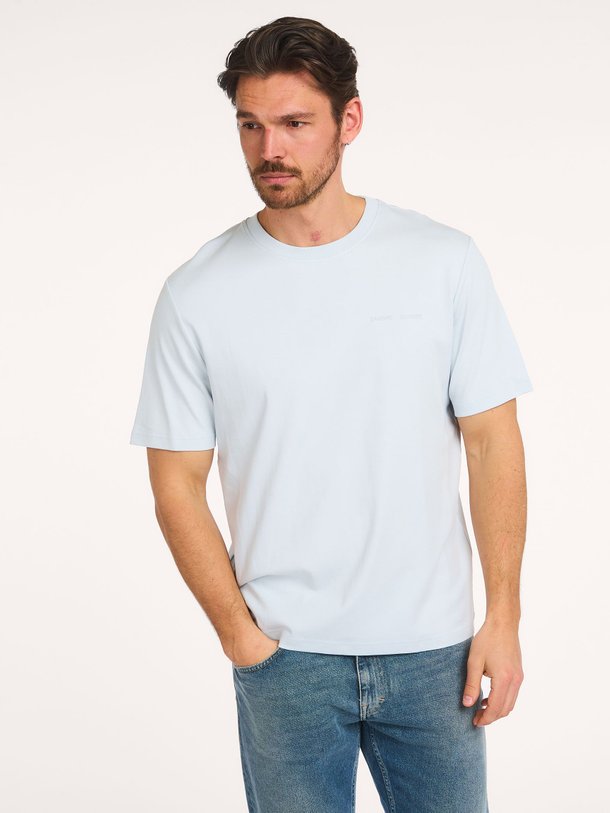 Ontdek de Sajesper organic cotton T-shirt van Samsoe Samsoe in de kleur Lichtblauw bij Orangebag. Op werkdagen voor 21:45 besteld, morgen in huis.