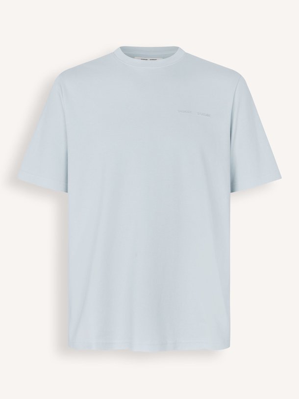 Ontdek de Sajesper organic cotton T-shirt van Samsoe Samsoe in de kleur Lichtblauw bij Orangebag. Op werkdagen voor 21:45 besteld, morgen in huis.