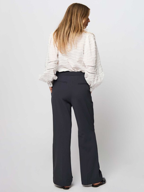 Ontdek de Cadeau geweven broek van Co'Couture in de kleur antraciet bij Orangebag. Op werkdagen voor 21:45 besteld, morgen in huis.