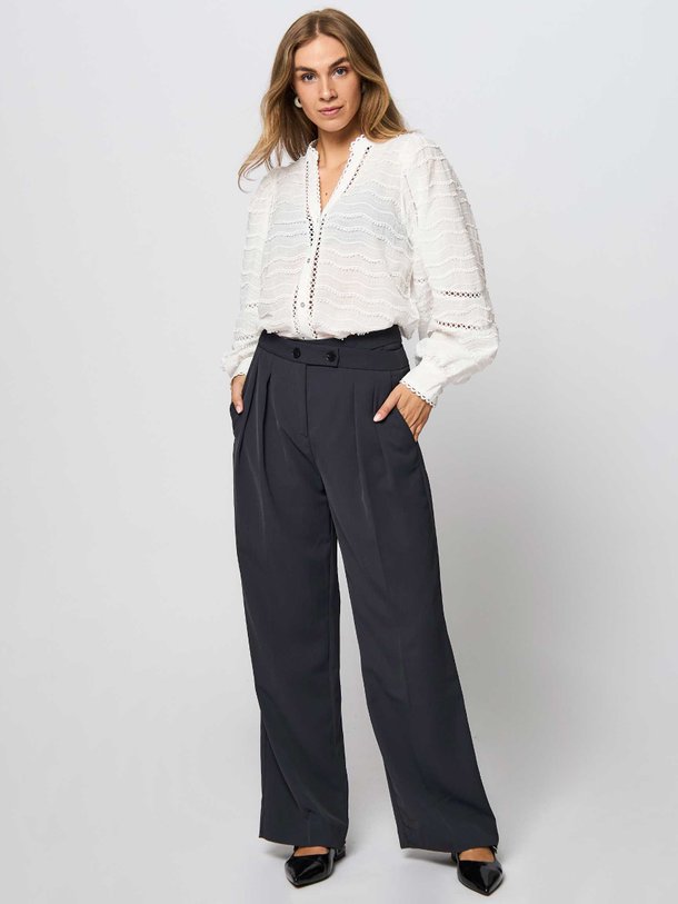 Ontdek de Cadeau geweven broek van Co'Couture in de kleur antraciet bij Orangebag. Op werkdagen voor 21:45 besteld, morgen in huis.