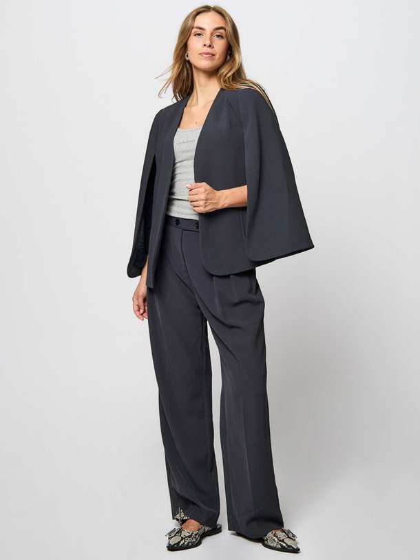 Ontdek de Cadeau geweven broek van Co'Couture in de kleur antraciet bij Orangebag. Op werkdagen voor 21:45 besteld, morgen in huis.