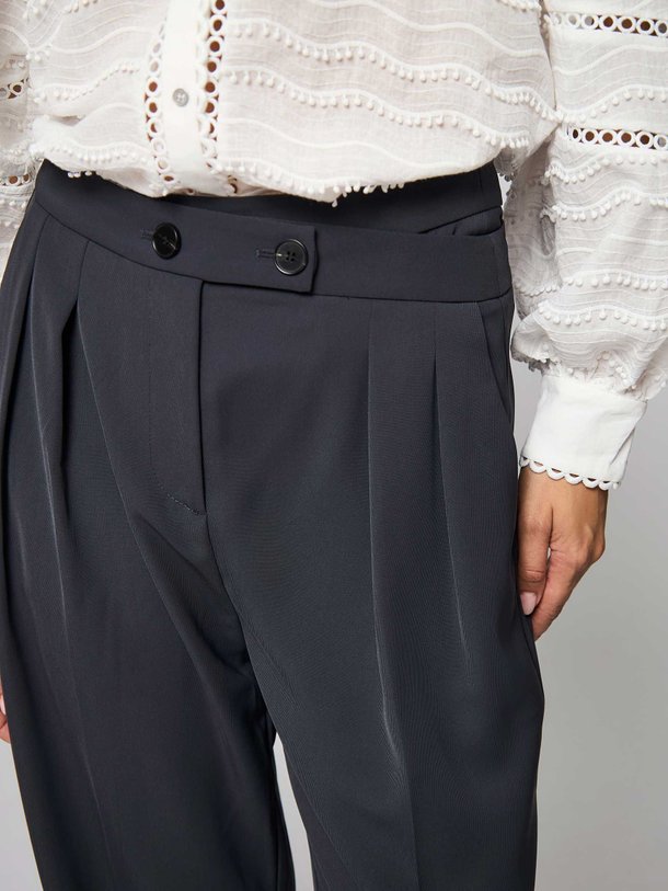 Ontdek de Cadeau geweven broek van Co'Couture in de kleur antraciet bij Orangebag. Op werkdagen voor 21:45 besteld, morgen in huis.