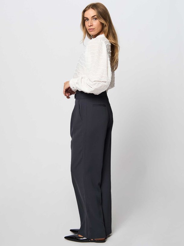 Ontdek de Cadeau geweven broek van Co'Couture in de kleur antraciet bij Orangebag. Op werkdagen voor 21:45 besteld, morgen in huis.