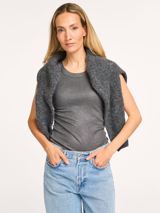 Ontdek de M014 Viscosemix lurex rib tanktop van Majestic Filatures in de kleur antraciet bij Orangebag. Op werkdagen voor 21:45 besteld, morgen in huis.