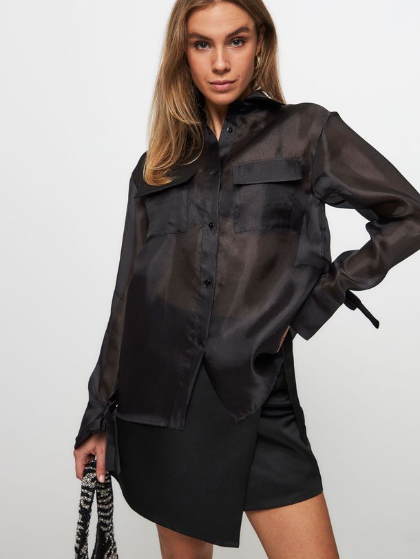 Ontdek de Sheer geweven organza blouse van Chptr-s in de kleur zwart bij Orangebag. Op werkdagen voor 21:45 besteld, morgen in huis.