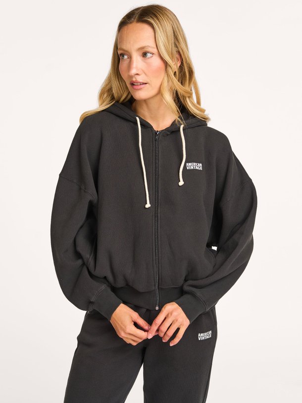 Ontdek de Izubird katoenmix vest van American Vintage in de kleur antraciet bij Orangebag. Op werkdagen voor 21:45 besteld, morgen in huis.