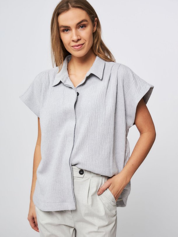 Ontdek de Moria katoenmix blouse van Ruby Tuesday in de kleur lichtgrijs bij Orangebag. Op werkdagen voor 21:45 besteld, morgen in huis.