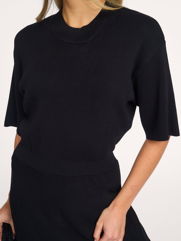 Ontdek de Satatiana eco vero viscosemix jurk van Samsoe Samsoe in de kleur Zwart bij Orangebag. Op werkdagen voor 21:45 besteld, morgen in huis.