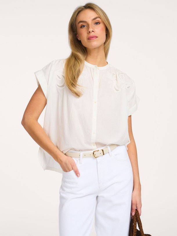 Ontdek de Ally organic cotton blouse van By-Bar in de kleur Off-white bij Orangebag. Op werkdagen voor 21:45 besteld, morgen in huis.