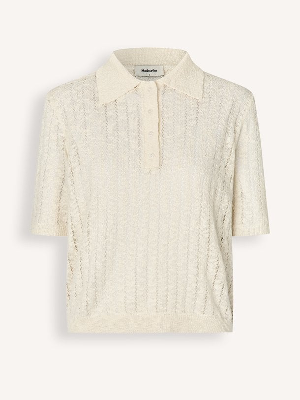 Ontdek de Agnes katoenmix polo top van Modstrom in de kleur Crème bij Orangebag. Op werkdagen voor 21:45 besteld, morgen in huis.