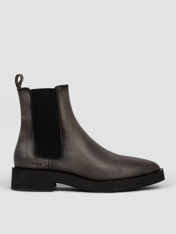 Ontdek de CPH662 lederen chelsea boots van Copenhagen in de kleur grijs bij Orangebag. Op werkdagen voor 21:45 besteld, morgen in huis.