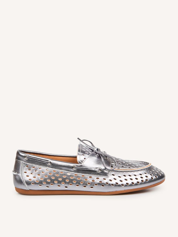 Ontdek de Karmel lederen metallic loafers van Toral in de kleur Zilverkleur bij Orangebag. Op werkdagen voor 21:45 besteld, morgen in huis.