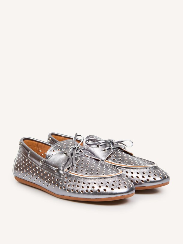 Ontdek de Karmel lederen metallic loafers van Toral in de kleur Zilverkleur bij Orangebag. Op werkdagen voor 21:45 besteld, morgen in huis.