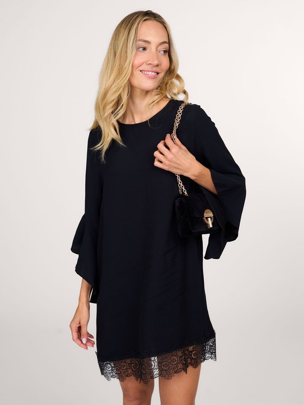 Ontdek de Dolyna geweven jurk met kant van Vanessa Bruno in de kleur zwart bij Orangebag. Op werkdagen voor 21:45 besteld, morgen in huis.