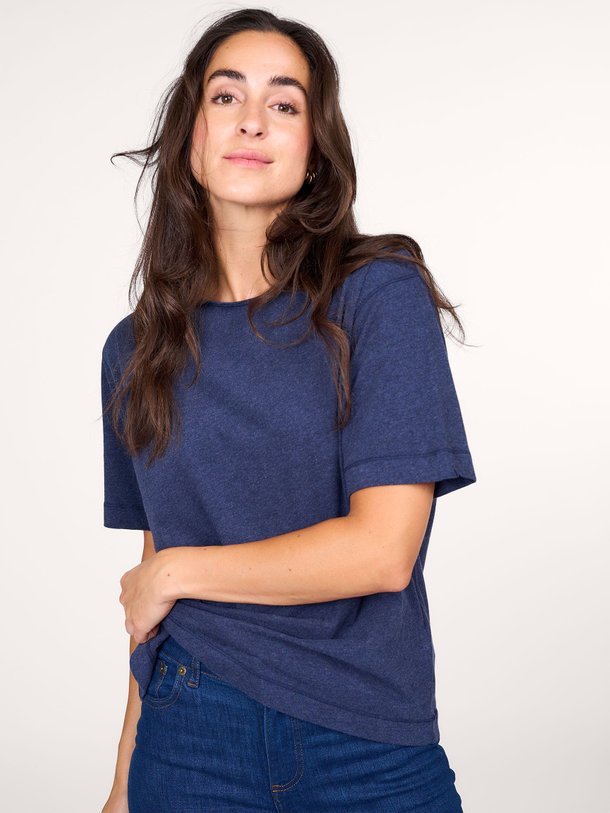 Ontdek de M007 Organic cotton gemêleerd T-shirt van Majestic Filatures in de kleur donkerblauw bij Orangebag. Op werkdagen voor 21:45 besteld, morgen in huis.