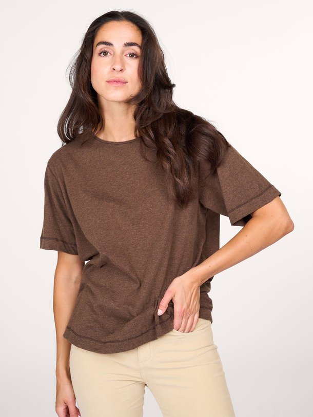 Ontdek de M007 Organic cotton gemêleerd T-shirt van Majestic Filatures in de kleur bruin bij Orangebag. Op werkdagen voor 21:45 besteld, morgen in huis.