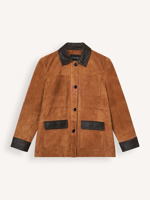 Ontdek de Bruna suède jack van Studio AR in de kleur Cognac bij Orangebag. Op werkdagen voor 21:45 besteld, morgen in huis.