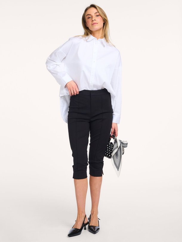 Ontdek de Catja viscosemix capri broek van Co'Couture in de kleur Zwart bij Orangebag. Op werkdagen voor 21:45 besteld, morgen in huis.