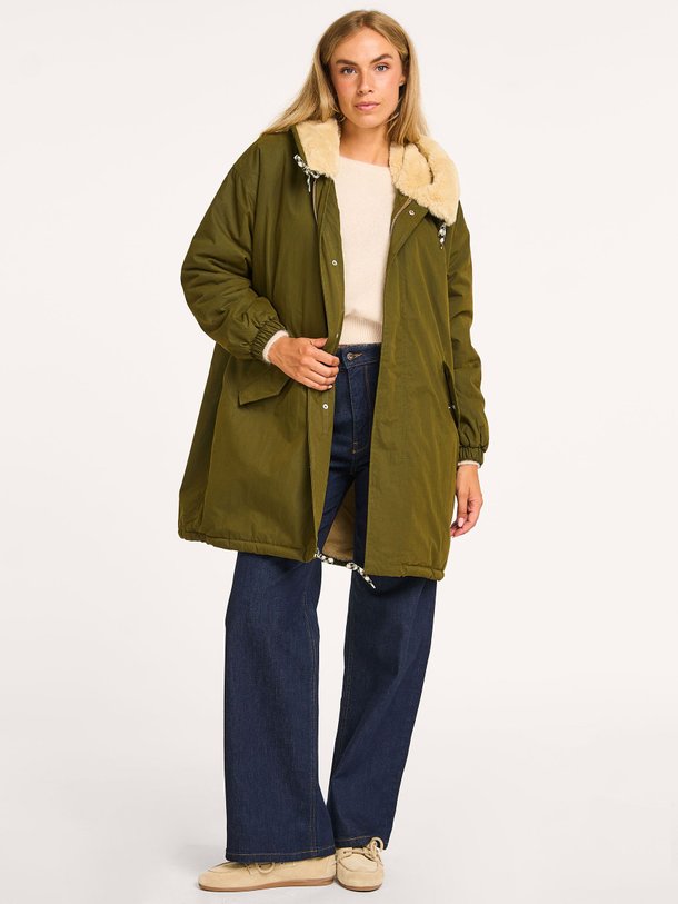 Ontdek de Laos katoenmix parka van Bellerose in de kleur olijfgroen bij Orangebag. Op werkdagen voor 21:45 besteld, morgen in huis.