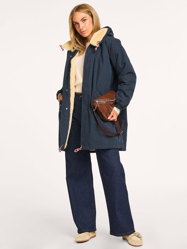 Ontdek de Laos katoenmix parka van Bellerose in de kleur donkerblauw bij Orangebag. Op werkdagen voor 21:45 besteld, morgen in huis.
