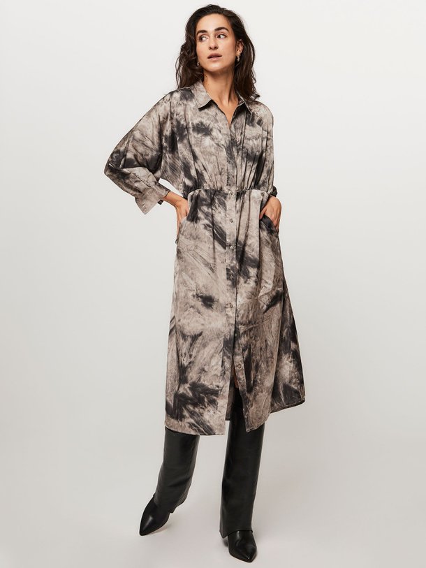 Ontdek de Flake viscose doorknoopjurk met print van Co'Couture in de kleur grijs bij Orangebag. Op werkdagen voor 21:45 besteld, morgen in huis.