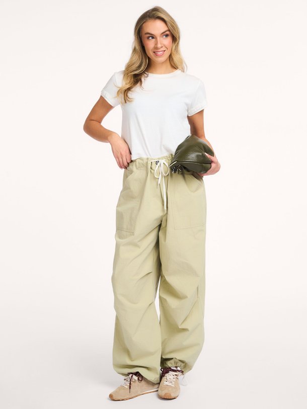 Ontdek de Jick katoenen broek van Bellerose in de kleur Lichtgroen bij Orangebag. Op werkdagen voor 21:45 besteld, morgen in huis.