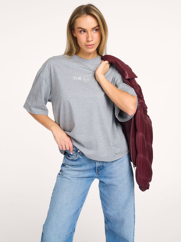 Ontdek de Katoenmix logo T-shirt van Alix The Label in de kleur Grijs bij Orangebag. Op werkdagen voor 21:45 besteld, morgen in huis.