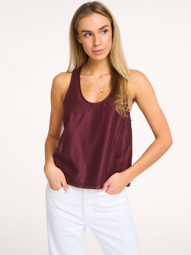 Ontdek de Corin geweven top van Dante 6 in de kleur Donkerbruin bij Orangebag. Op werkdagen voor 21:45 besteld, morgen in huis.